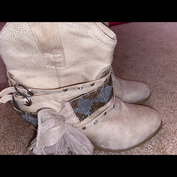 Chic boots - Picture 3 of 3